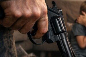 Homem invade casa armado e tenta atirar contra namorado da ex, em Blumenau