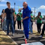 Luciano Hang e prefeito de Curitiba pintam muro pichado próximo à nova Havan