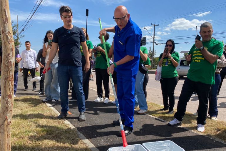 Luciano Hang e prefeito de Curitiba pintam muro pichado próximo à nova Havan