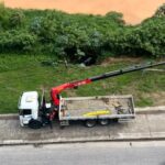 Carro é removido após cair às margens do Rio Itajaí-Mirim