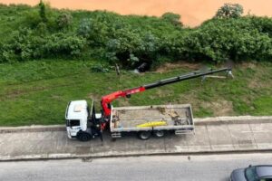 Carro é removido após cair às margens do Rio Itajaí-Mirim