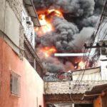 Incêndio de grandes proporções atinge galpão no Rio