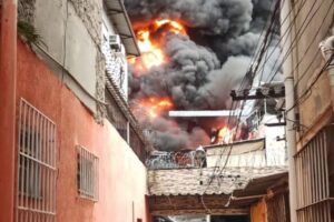 Incêndio de grandes proporções atinge galpão no Rio
