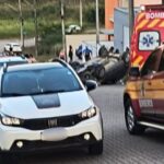 Acidente assusta moradores após veículo capotar no bairro Limeira em Brusque