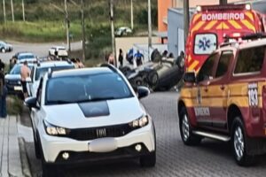 Acidente assusta moradores após veículo capotar no bairro Limeira em Brusque