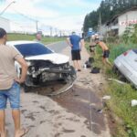 Colisão entre carros deixa veículos destruídos na rodovia Ivo Silveira em Brusque