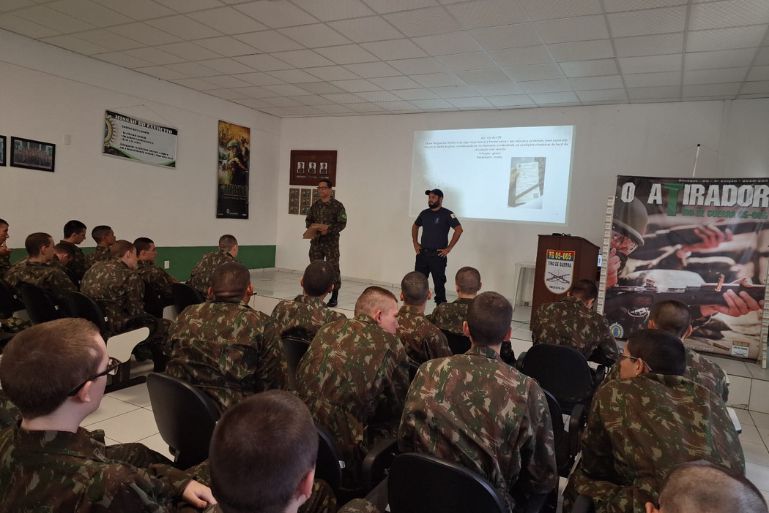 Soldados do Tiro de Guerra recebem palestra sobre segurança na direção com motocicletas