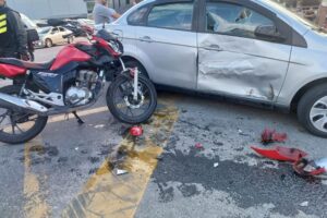 Acidente entre moto e carro mobiliza bombeiros na tarde desta quinta-feira