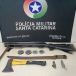 Homem é detido após ameaçar esposa com facão, em Blumenau