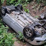 Idosos são conduzidos ao hospital após carro cair em ribanceira na SC-108