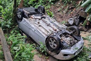 Idosos são conduzidos ao hospital após carro cair em ribanceira na SC-108