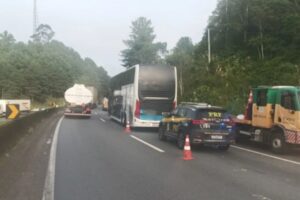 Ônibus que seguia para SC envolve-se em acidente com óbito no PR