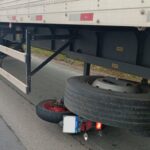 Moto fica embaixo de caminhão após acidente na BR-101