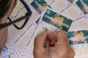 Ninguém acerta seis dezenas e Mega-Sena acumula para R$ 160 milhões