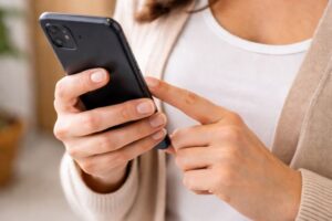 Mulher aciona o botão do pânico e PM detém homem por descumprir medida protetiva