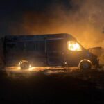 Incêndio destrói furgão no pátio da Polícia Civil em Itajaí; VÍDEO