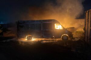 Incêndio destrói furgão no pátio da Polícia Civil em Itajaí; VÍDEO