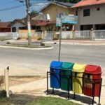 Novas lixeiras são instaladas em praças de Brusque