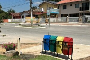 Novas lixeiras são instaladas em praças de Brusque
