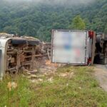 Duas carretas tombam em acidente na BR-470