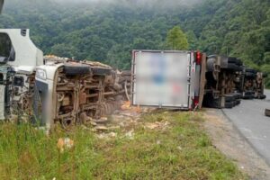 Duas carretas tombam em acidente na BR-470