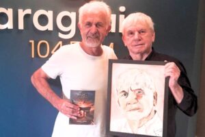 Ao lançar livro, ‘Chao Lin’ presenteia Saulo Tavares com retrato feito à mão