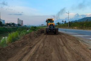 Trechos da Beira Rio, nas duas margens, passam por trabalhos de nivelamento