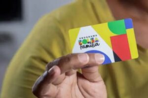 Cidade de SC avalia bloquear Bolsa Família de pessoas em situação de rua que recusam acolhimento