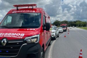 Capotamento após colisão mobiliza bombeiros em Ilhota