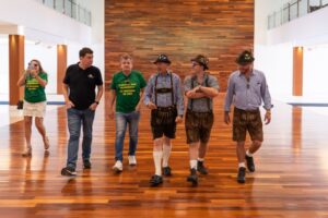 Luciano Hang recebe maestro da banda oficial da Oktoberfest de Munique na Havan