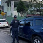 Mulher transportando criança sem capacete é abordada durante ronda escolar