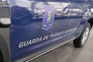 Motociclista fica ferida após derrapar em mancha de óleo em Brusque