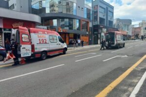 Idoso fica gravemente ferido após acidente entre bicicleta e carro em Brusque