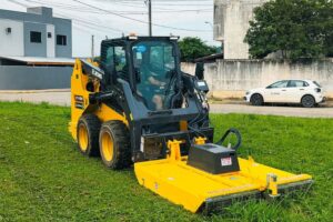 Brusque inicia trabalhos de roçada mecanizada pelo município