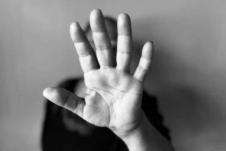 Entenda o que é vicaricídio; projeto de lei endurece pena para o crime