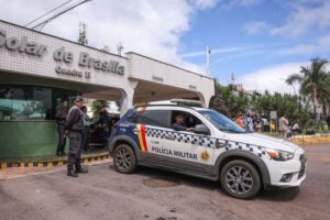 Bolsonaro recebe alta e chega em casa para cumprir prisão domiciliar