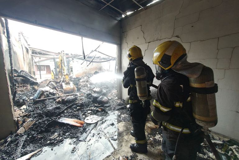 Bombeiros atualizam informações sobre incêndio em depósito no bairro Santa Terezinha