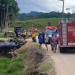 Capotamento e queda em vala termina com quatro pessoas conduzidas ao hospital