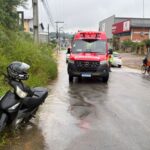 Motociclista é conduzido ao hospital com fratura no braço após acidente