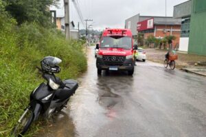 Motociclista é conduzido ao hospital com fratura no braço após acidente