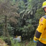 VÍDEO: Motorista fica ferido após veículo cair em ribanceira DE 50 metros