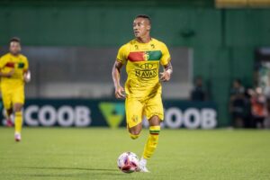 Atacante Clinton passa por cirurgia e desfalca o Brusque FC por até seis semanas