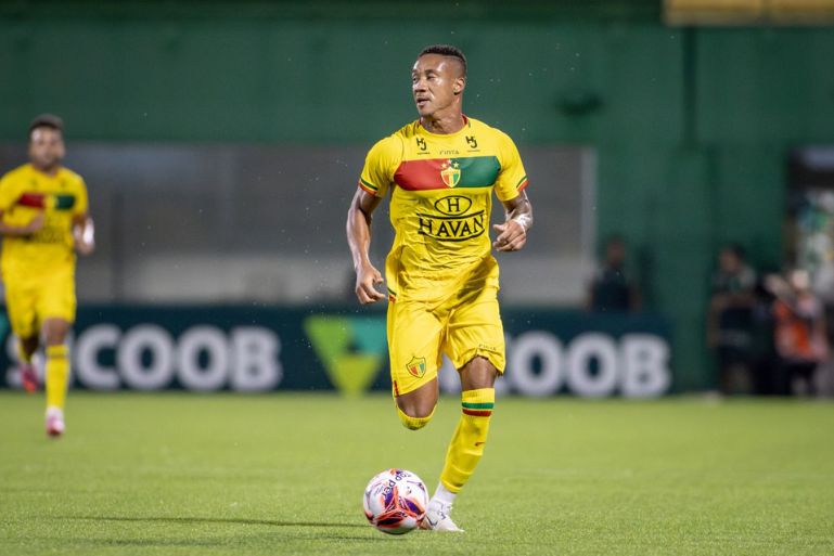 Atacante Clinton passa por cirurgia e desfalca o Brusque FC por até seis semanas