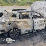 Veículo é destruído por incêndio na marginal da BR-470