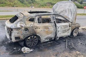 Veículo é destruído por incêndio na marginal da BR-470