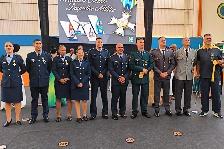 Paratleta brusquense Guyl Magalhaes recebe honraria militar por contribuição ao esporte