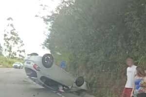 Capotamento em Pedras Grandes deixa motorista com escoriações leves