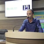 Antônio Roberto destaca projeto de contraturno escolar e anuncia R$ 1 milhão para a Educação