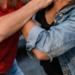 Mulher é detida após agredir ex-namorada e danificar carro em Blumenau