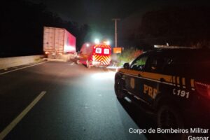 Ciclista tem suspeita de traumatismo craniano após acidente em Gaspar